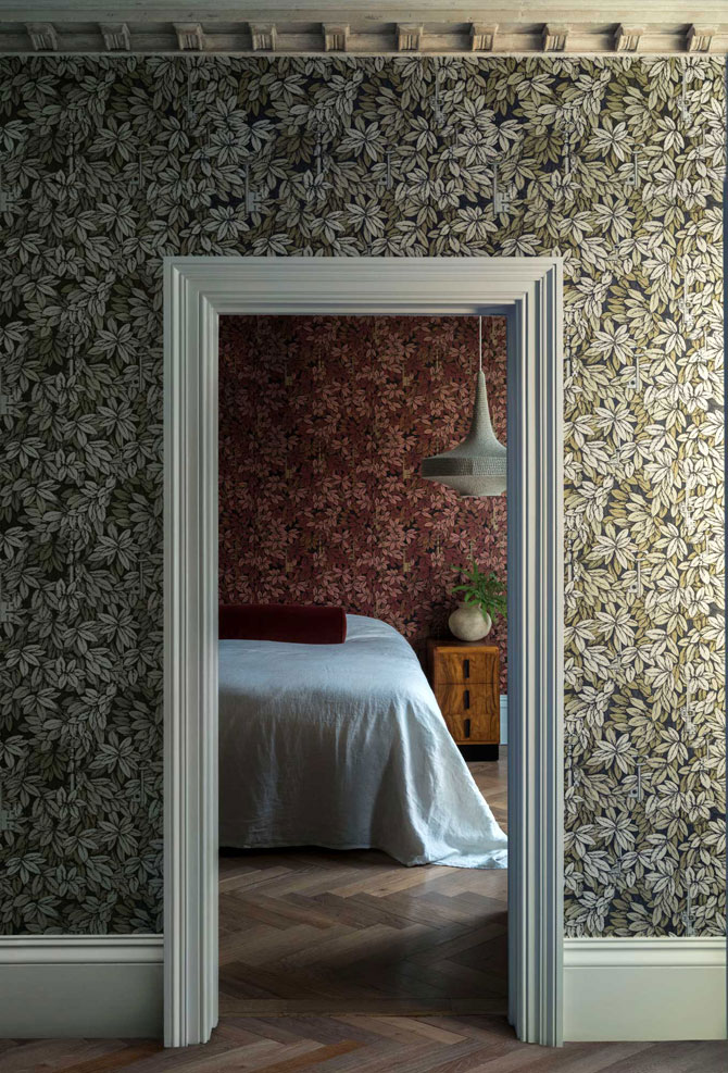 Raumbild Englische Tapete im Schlafzimmer grüne und rote Blätter