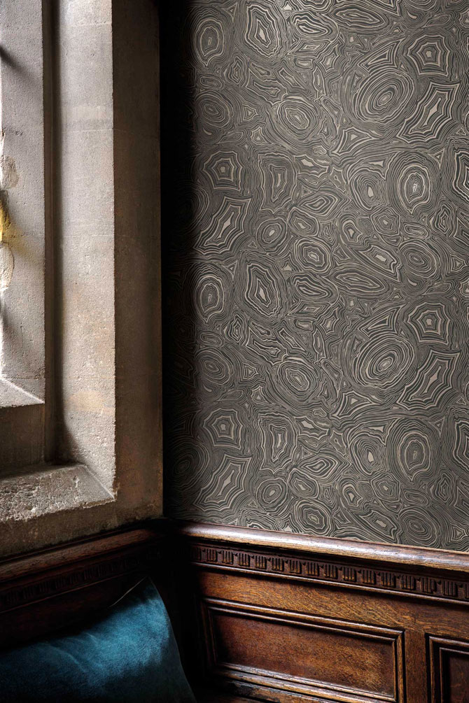 Raumbild Englische Tapete Malachite braun in Diele, Flur oder Treppenaufgang