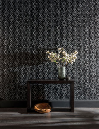 englische Lincrusta Tapete schwarz grau als Wandverkleidung im Wohnzimmer