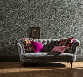 englische Lincrusta Tapete schwarz grau klassisches Muster als Wandverkleidung im Wohnzimmer