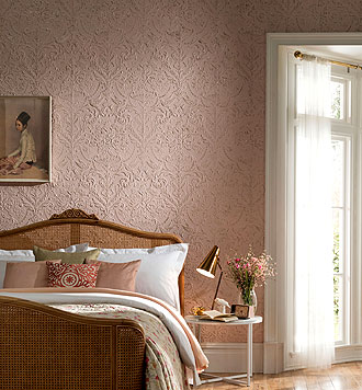 englische Lincrusta Tapete rosa klassisches Muster als Wandverkleidung im Altbau Schlafzimmer