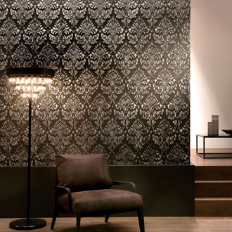 Lincrusta Tapete braun mit silber Finish Muster klassische florale Ornamente als Wandverkleidung im Wohnzimmer