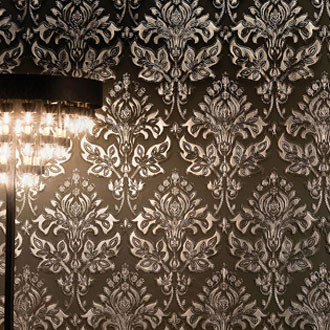 Lincrusta Tapete Detail braun mit silber Finish Muster  klassische florale Ornamente als Wandverkleidung im Wohnzimmer