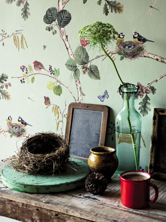 Raumbild Design Tapete aus England Sanderson Woodland Walk grün Vögel Kollektion 2020 im Vintage Wohnzimmer