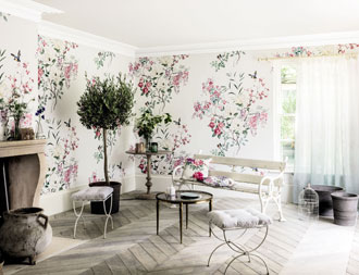 Raumbild Design Tapete aus England Sanderson Magnolia & Blossom Blumen rot rosa grün weiß Kollektion 2020 im Wohnzimmer