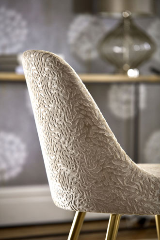 Raumbild Design Tapete und Stoff grau weiß beige aus England Sanderson Harlequin Kollektion 2018 bis 2020 Paloma im Wohnzimmer