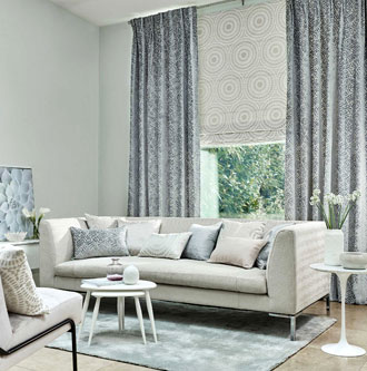 Stoffe grau weiß beige aus England Sanderson Harlequin Kollektion 2018 bis 2020 Paloma im Wohnzimmer