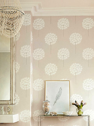Raumbild Design Tapete beige weiß aus England Sanderson Harlequin Kollektion 2018 bis 2020 Paloma im Badezimmer