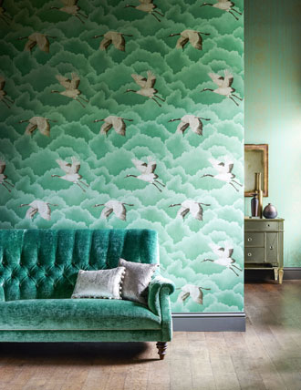 Tapete Wolken Himmel und Vögel grün weiß schwarz und Stoff grün aus England Sanderson Harlequin Kollektion 2018 bis 2020 Paloma im Wohnzimmer
