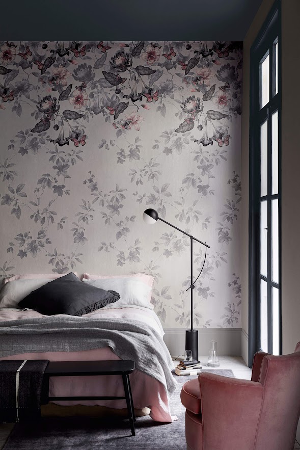 englische Tapete Little Greene beige grau schwarz violett Blumen aus England im Schlafzimmer
