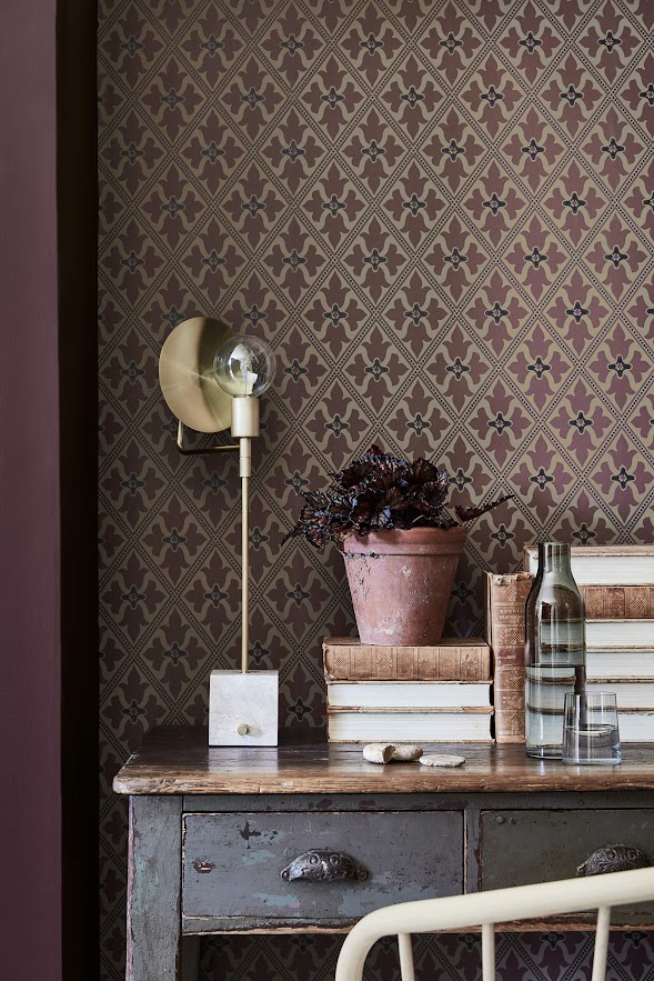 englische Tapete Little Greene blumige Stil Ornamente rotbraun beige schwarz aus England im Wohnzimmer