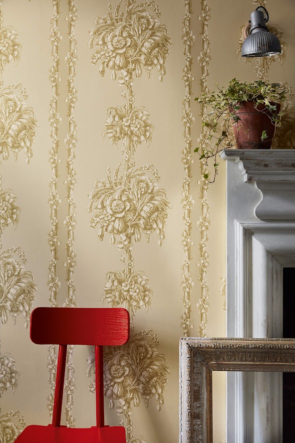 englische Tapete Little Greene Stil Ornamente in Form von Blumen Ranken goldiges beige weiß 
                aus England in Berlin kaufen