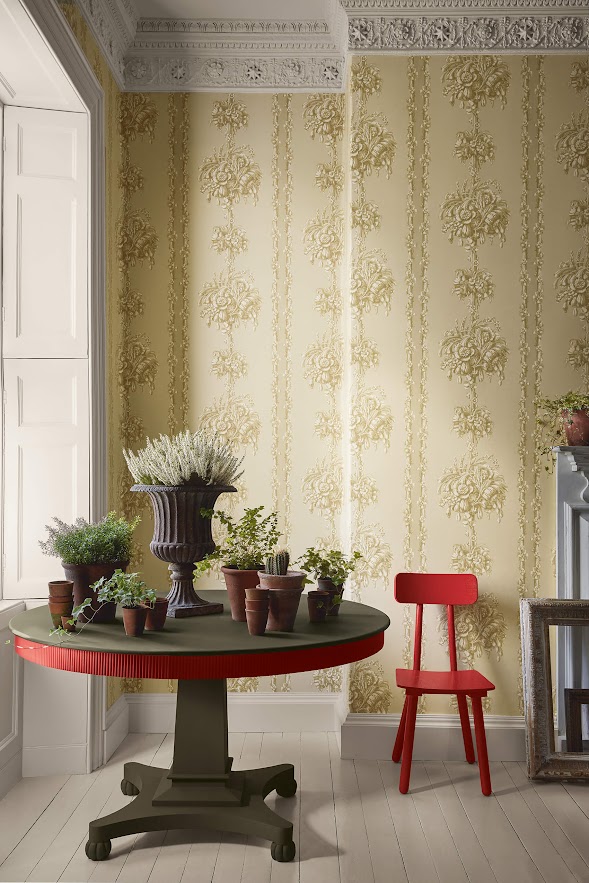 englische Tapete Little Greene Stil Ornamente in Form von Blumen Ranken goldiges beige weiß 
                aus England im Wohnzimmer