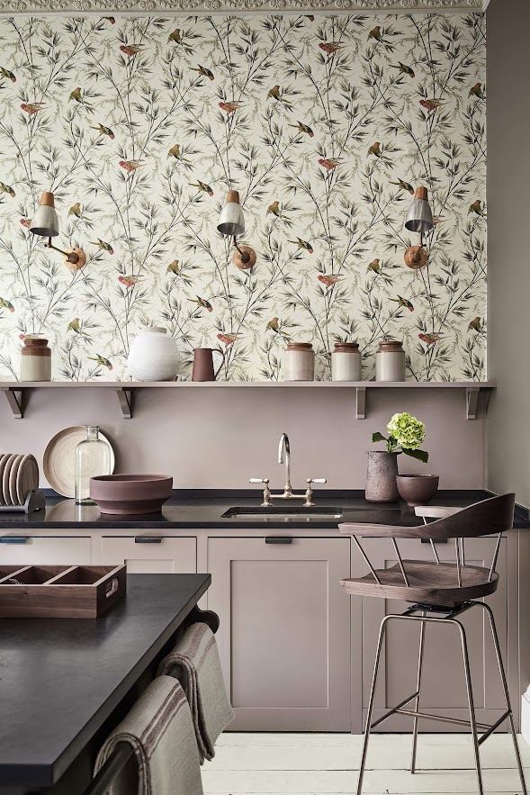 englische Tapete Little Greene Blumen und Vögel Blumen und Vögeln beige-weiß grau rot-braun aus England in der Küche