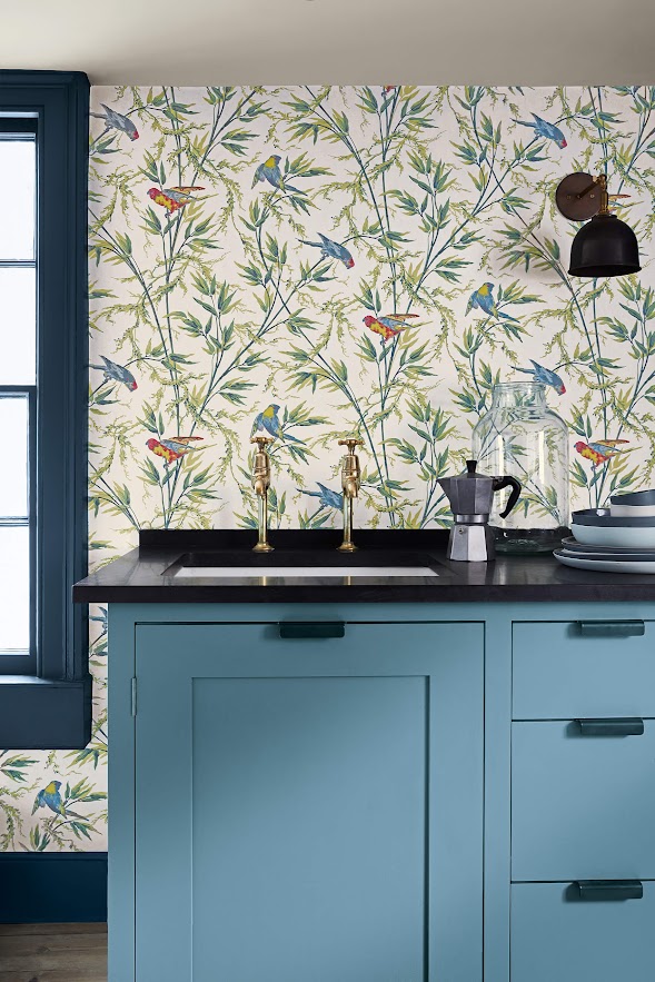 englische Tapete Little Greene Blumen und Vögel beige-weiß grün blau rot aus England in der Küche