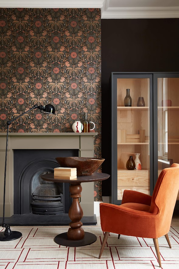 englische Tapete Little Greene mit Stil Blumen rot braun terracotta grau beige dunkel bronce 
                metallic aus England im Wohnzimmer
