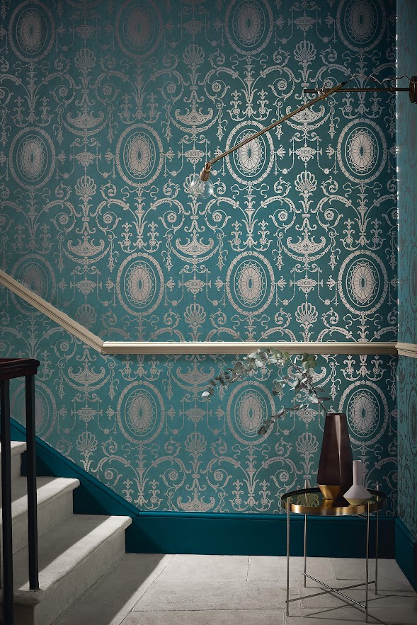 englische Tapete Little Greene Stil Ornamente grün silber aus England in Haus Flur und Treppenhaus
