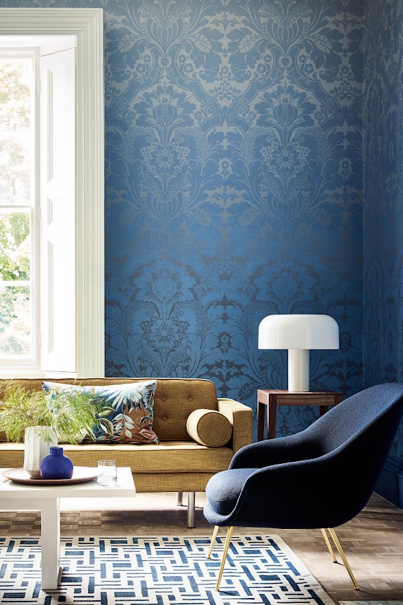 englische Tapete Little Greene Stil Ornamente blau silber aus England im Wohnzimmer