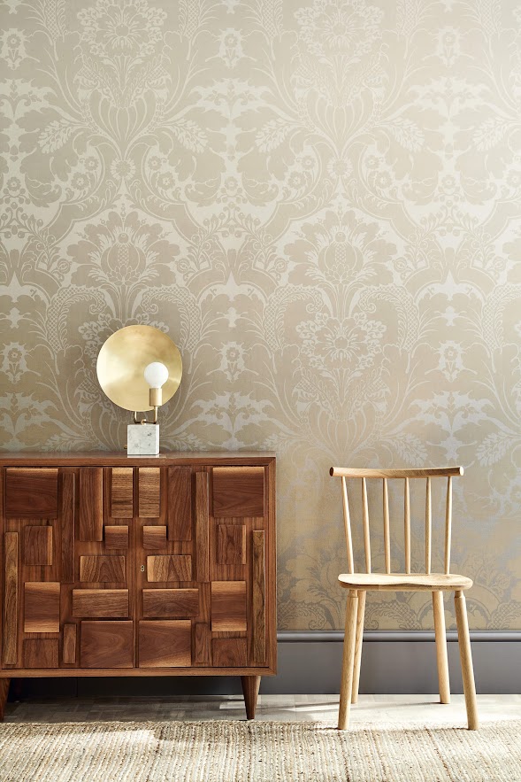 englische Tapete Little Greene Stil Ornamente beige silber-weiß aus England im Wohnzimmer