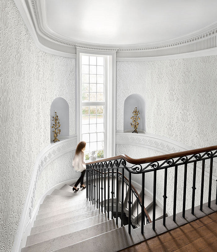 englische Lincrusta Tapete weiß im Treppenhaus einer Altbau Villa aus Berlin kaufen
